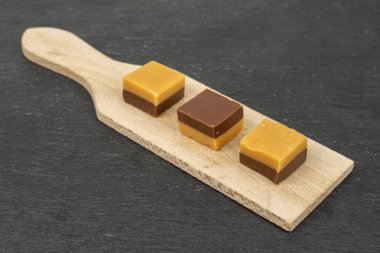 Gri taşın üzerinde karamel çikolata şekeri