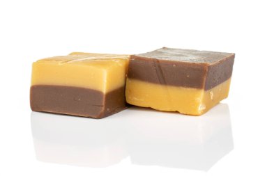 Beyaz üzerine izole edilmiş karamel çikolata şekeri.