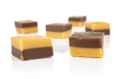 Beyaz üzerine izole edilmiş karamel çikolata şekeri.