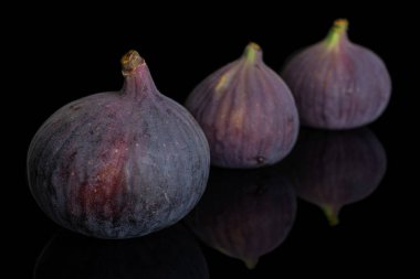 Siyah camda izole edilmiş taze mor incir.