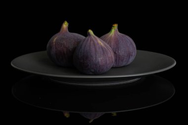 Siyah camda izole edilmiş taze mor incir.