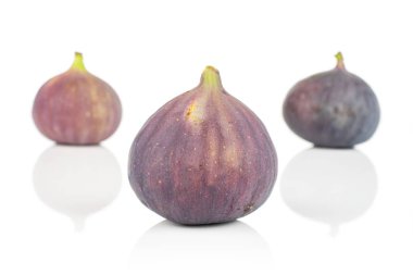 Taze mor incir beyazda izole edilmiş.