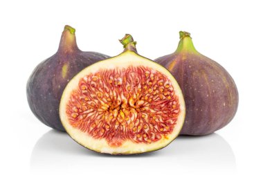 Taze mor incir beyazda izole edilmiş.