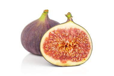 Taze mor incir beyazda izole edilmiş.