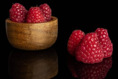 Taze kırmızı ahududu siyah cam izole