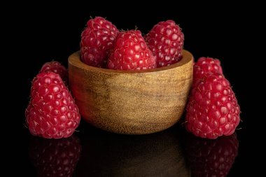 Taze kırmızı ahududu siyah cam izole