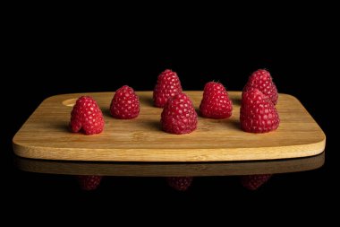 Taze kırmızı ahududu siyah cam izole