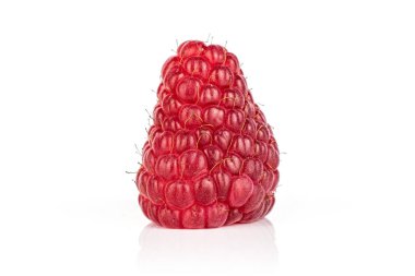 beyaz izole taze kırmızı ahududu