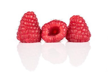 beyaz izole taze kırmızı ahududu