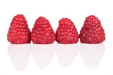 beyaz izole taze kırmızı ahududu