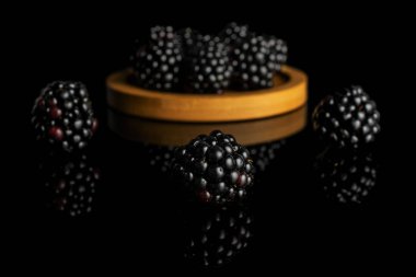 Siyah camda izole edilmiş taze siyah böğürtlen