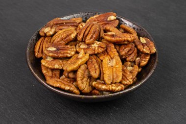 Gri taşın üzerinde kuru kahverengi fındık