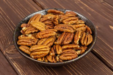 Kahverengi ahşap üzerinde kuru kahverengi ceviz
