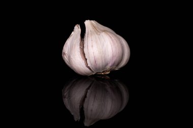 Beyaz aromalı sarımsak siyah camda izole edilmiş.