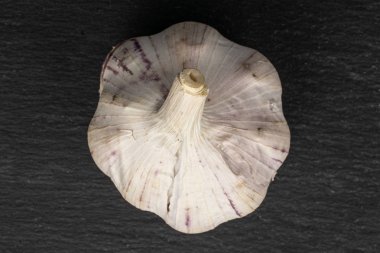 Gri taşın üzerinde beyaz aromatik sarımsak