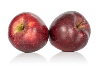 Beyaz üzerine izole edilmiş kırmızı lezzetli elma