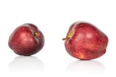 Beyaz üzerine izole edilmiş kırmızı lezzetli elma
