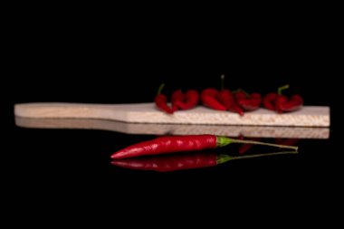 Sıcak kuş gözü biber, siyah camda izole edilmiş.