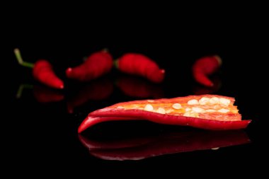 Sıcak kuş gözü biber, siyah camda izole edilmiş.