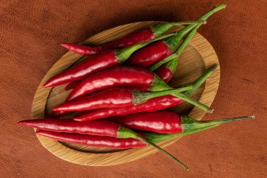 Konyak üzerine acı biber sosu.