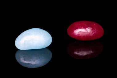 Jöleli şeker siyah camda izole edilmiş.