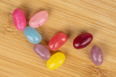 Jöleli şeker, hafif tahtanın üzerinde.