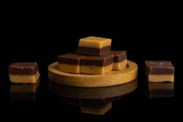 Doces de chocolate de caramelo isolados em vidro preto — Fotografia de Stock