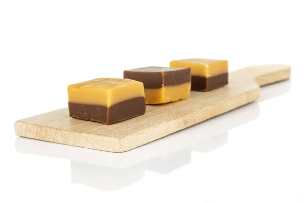 Doces de chocolate de caramelo isolados em branco — Fotografia de Stock