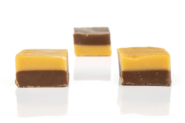 Karamelové čokoládové bonbóny izolované na bílém — Stock fotografie