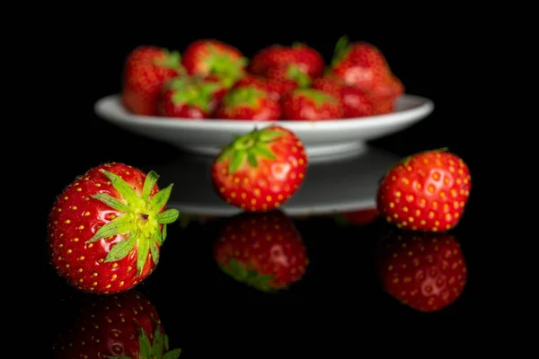 Fraise rouge fraîche isolée sur verre noir — Photo