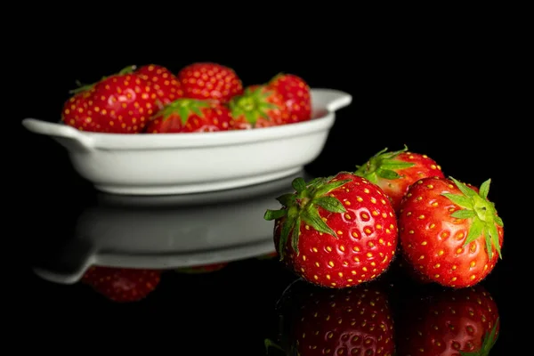 Fraise rouge fraîche isolée sur verre noir — Photo