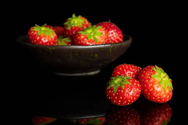 Frische rote Erdbeere isoliert auf schwarzem Glas — Stockfoto