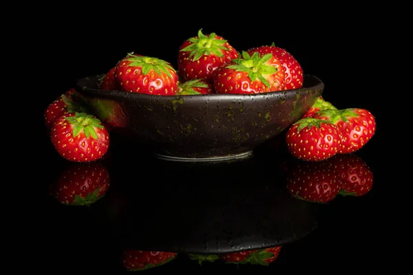 Frische rote Erdbeere isoliert auf schwarzem Glas — Stockfoto