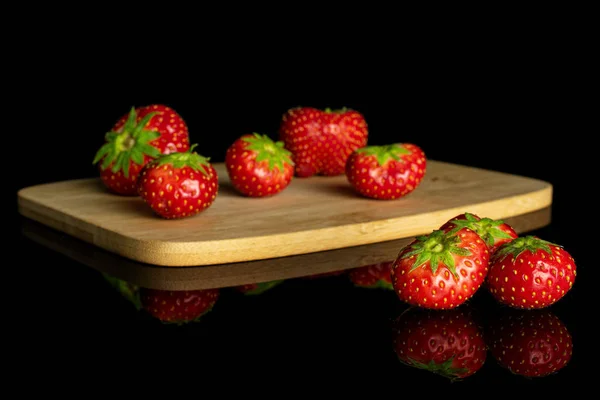 Frische rote Erdbeere isoliert auf schwarzem Glas — Stockfoto