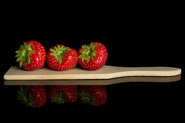 Morango vermelho fresco isolado em vidro preto — Fotografia de Stock