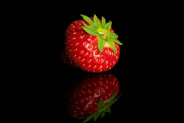 Morango vermelho fresco isolado em vidro preto — Fotografia de Stock