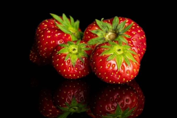 Fraise rouge fraîche isolée sur verre noir — Photo