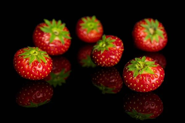 Frische rote Erdbeere isoliert auf schwarzem Glas — Stockfoto