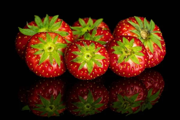 Färska röda jordgubbar isolerade på svart glas — Stockfoto