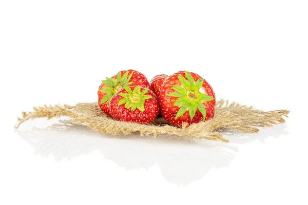 Frische rote Erdbeere isoliert auf weiß — Stockfoto
