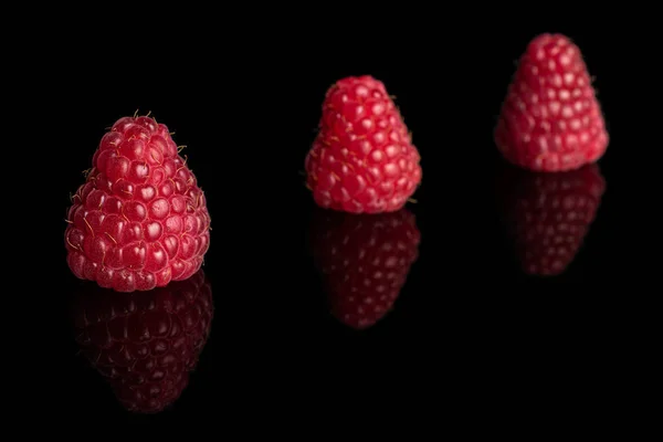 Frambuesa roja fresca aislada en vidrio negro —  Fotos de Stock