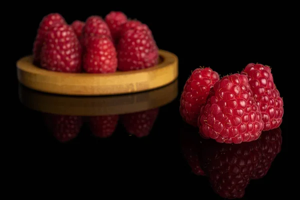 Свіжа червона малина ізольована на чорному склі — стокове фото