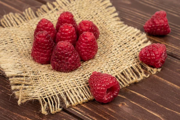 Fresh red raspberry on brown wood — Stock Photo, Image