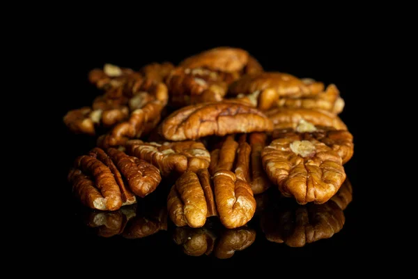 Сухой коричневый орех ореха орех изолирован на черном стекле — стоковое фото