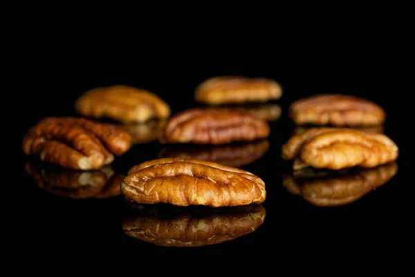 Сухой коричневый орех ореха орех изолирован на черном стекле — стоковое фото