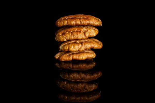 Suché hnědé ořechy izolované na černém skle — Stock fotografie