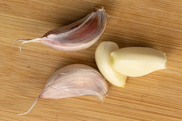 Λευκό αρωματικό σκόρδο σε ανοιχτό ξύλο — Φωτογραφία Αρχείου