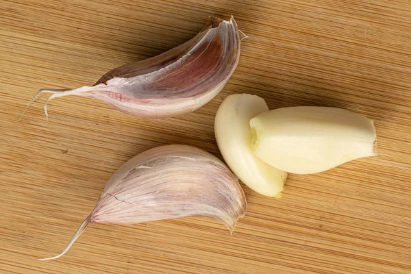 Weißer aromatischer Knoblauch auf hellem Holz — Stockfoto