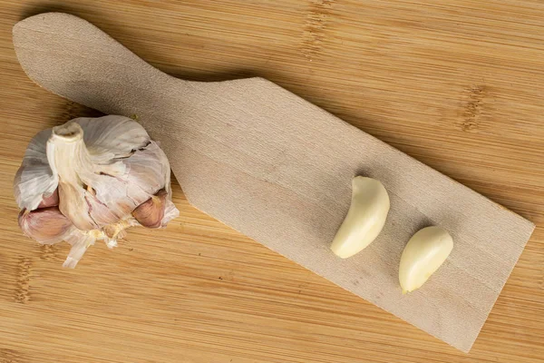 Λευκό αρωματικό σκόρδο σε ανοιχτό ξύλο — Φωτογραφία Αρχείου