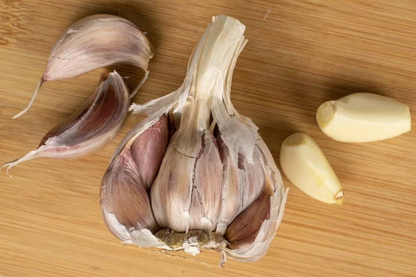 Weißer aromatischer Knoblauch auf hellem Holz — Stockfoto